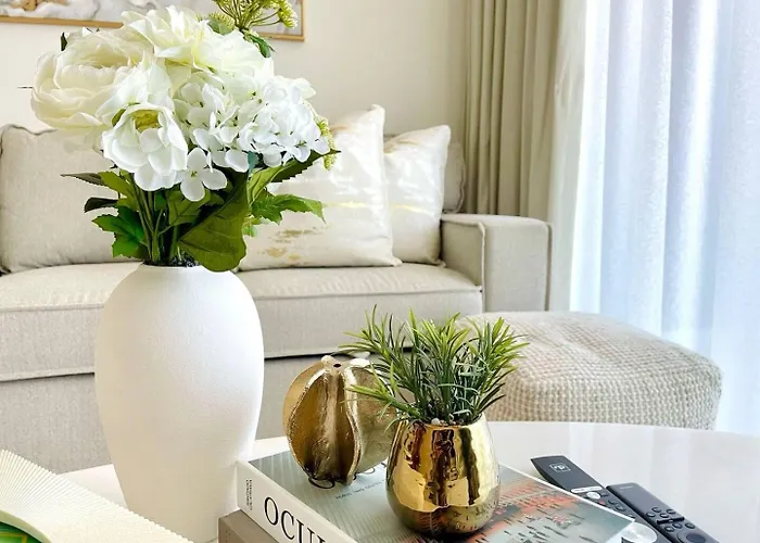 Gold Kissed 1Br Apt In The Heart Of Jvc!